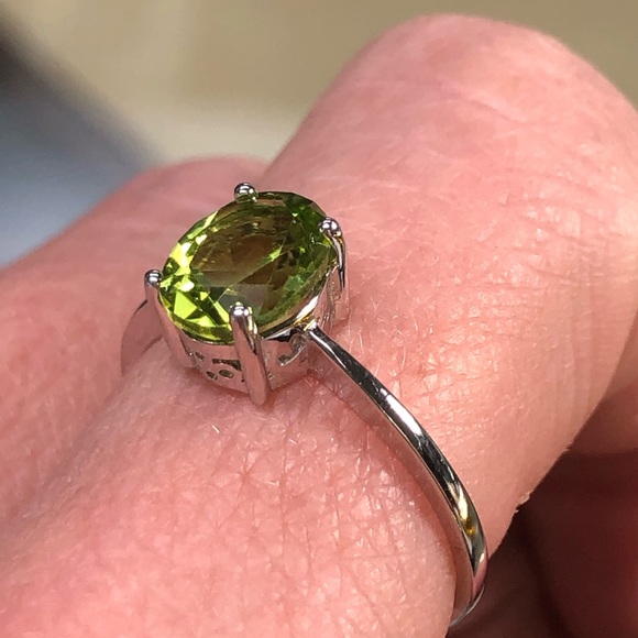 Genuine 1 Carat Peridot Oval Solitaire ~August Birthstone Ring ~ Dainty Wedding - Picture 6 of 16